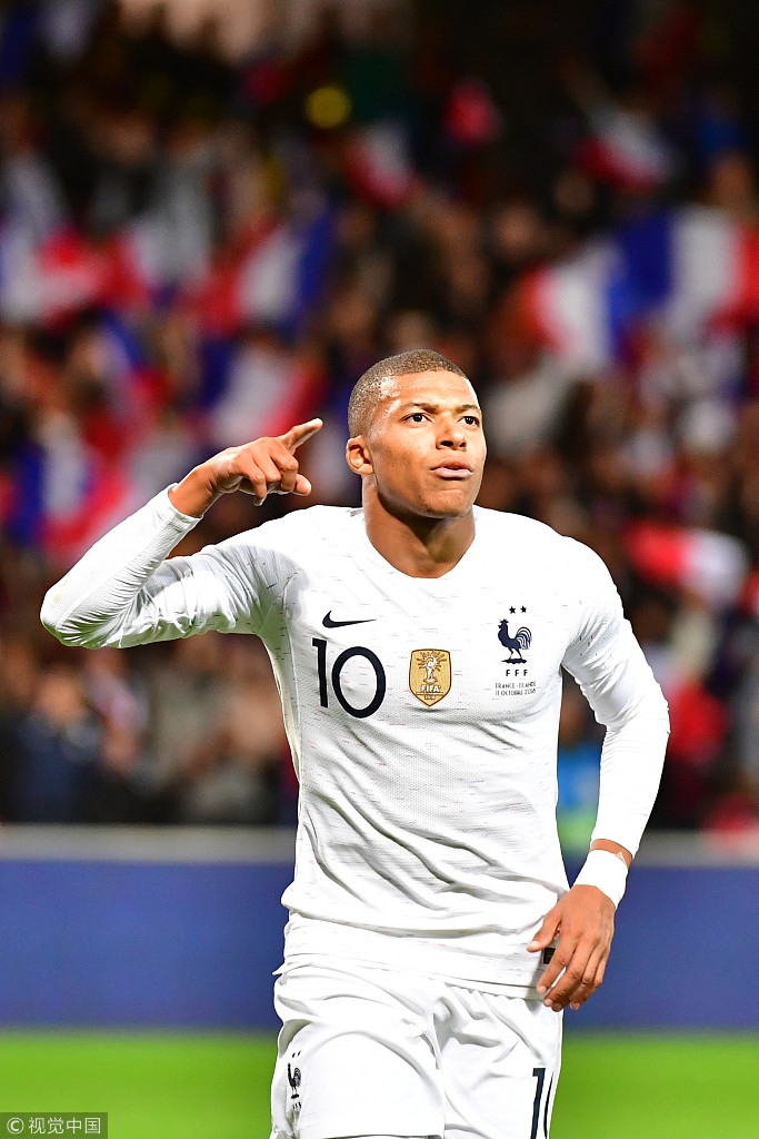 火药味！陶汉林垫脚纪卓违体犯规引刘维伟暴怒 冲到球场内质疑裁判吃T（赛场火药味十足：陶汉林疑似垫脚、纪卓违体，刘维伟怒闯场内质疑判罚被判技犯）