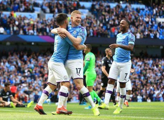 这雪有点大，欧冠赛前一名挪威记者在博德闪耀的球场边线处滑雪（大雪纷飞，欧冠赛前挪威记者在博德闪耀场边滑雪）