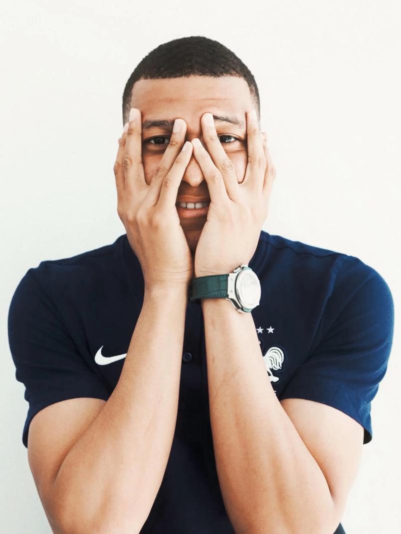 继姆巴佩之后，凯恩是本赛季第二位打入25球的五大联赛球员（凯恩成为本赛季五大联赛第二位打进25球的球员，仅次于姆巴佩）