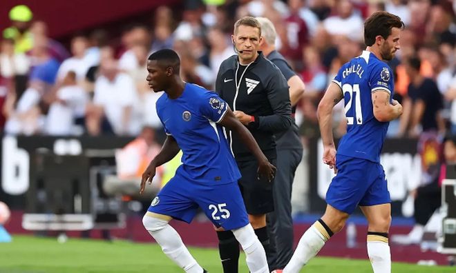 斯洛特下课？曝利物浦高层愿等到新年前 仍盼他过难关（斯洛特帅位告急？曝红军高层愿等到新年前，仍期望他挺过难关）